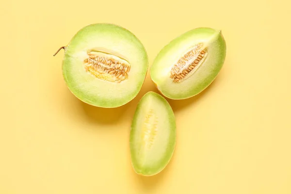 Hälften Söt Melon Med Bitar Gul Bakgrund — Stockfoto