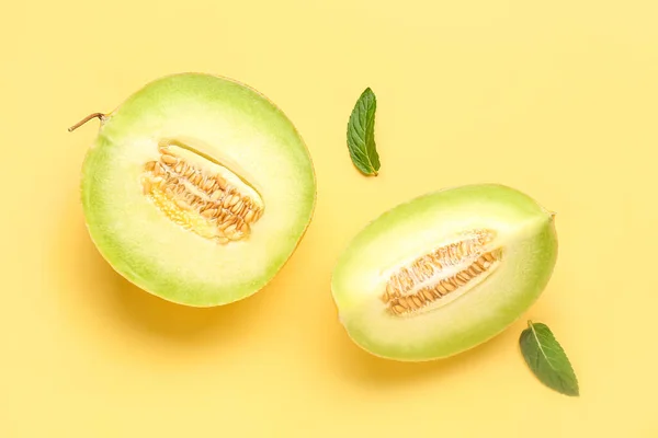 Hälften Söt Melon Med Bit Och Mynta Gul Bakgrund — Stockfoto