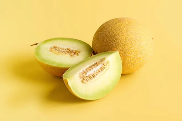 Söt Melon Med Bitar Gul Bakgrund — Stockfoto