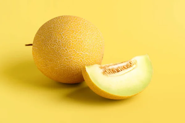Söt Melon Med Bit Gul Bakgrund — Stockfoto