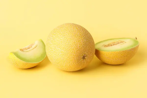 Söt Melon Med Bitar Gul Bakgrund — Stockfoto