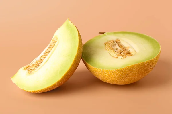 Hälften Söt Melon Med Bit Orange Bakgrund — Stockfoto