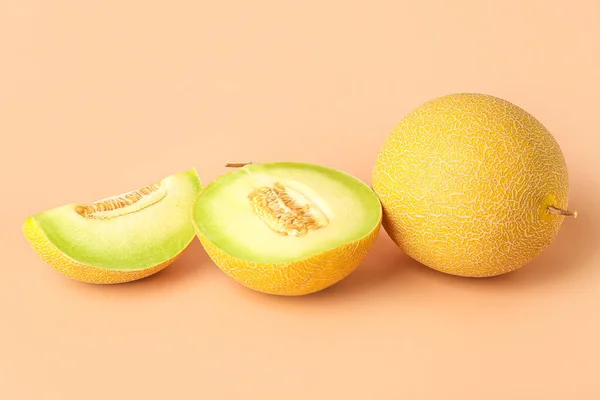 Söt Melon Med Bitar Orange Bakgrund — Stockfoto