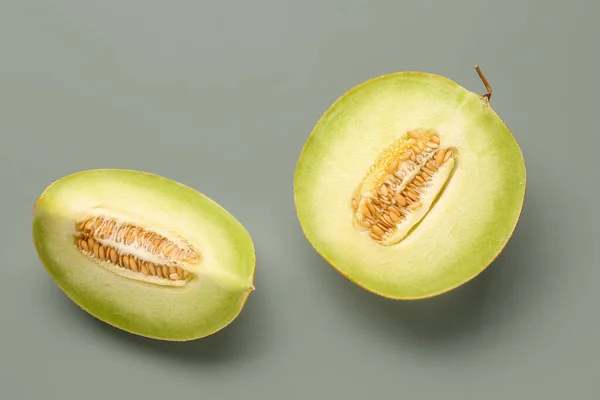 Hälften Söt Melon Med Bit Grå Bakgrund — Stockfoto