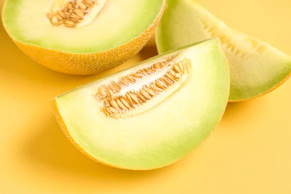 Die Hälfte Der Süßen Melone Mit Stücken Auf Gelbem Hintergrund — Stockfoto