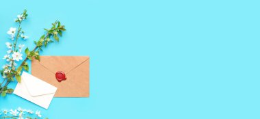 Çiçekli ağaç dalları, beyaz çiçekler ve açık mavi arka planda zarflar. Tasarım için pankart