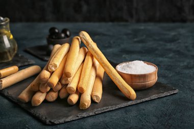 Koyu arkaplanda lezzetli İtalyan Grissini tablosu