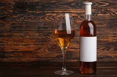 Masada bir şişe ve bir bardak nefis şarap.