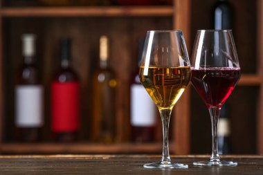 Mahzendeki masada nefis şaraplar.