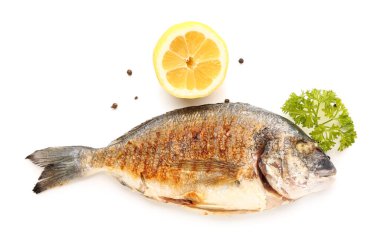Beyaz arka planda limonlu ızgara Dorado balığı.