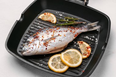 Limonlu çiğ dorado balığı ızgarası.