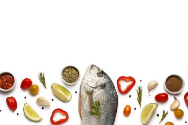 Beyaz arka planda malzemeli çiğ dorado balığı.