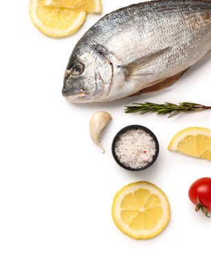 Limonlu çiğ dorado balığı ve beyaz arka planda sarımsak.