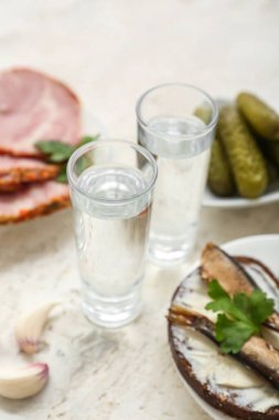 Hafif arka planda soğuk votka.