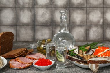 Soğuk votka ve aperatifler masada.