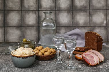 Soğuk votka ve aperatifler masada.
