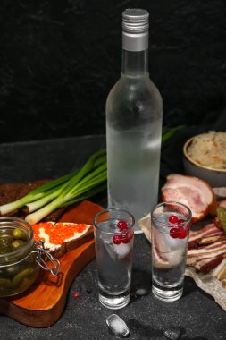 Siyah arka planda abur cuburlu votka ve shot.