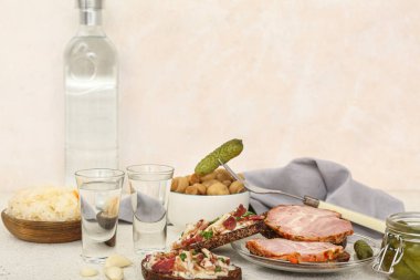 Soğuk votka ve hafif arka planda atıştırmalıklar.