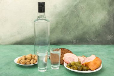 Aperatifli votka ve votka şişesi