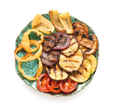 Beyaz arka planda farklı lezzetli ızgara sebzeli tabak.