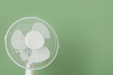 Yeşil arka planda modern elektrikli fan