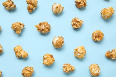 Mavi zemin üzerine lezzetli patlamış mısır