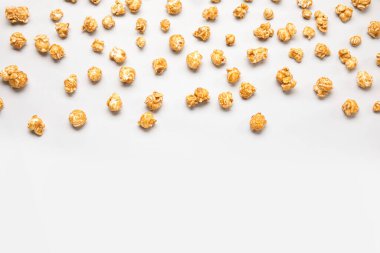 Gri arka planda lezzetli patlamış mısır