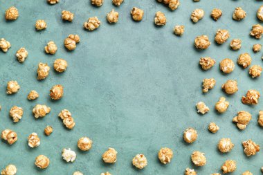 Yeşil arka planda lezzetli patlamış mısırdan yapılmış çerçeve