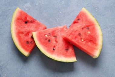 Mavi arka planda taze karpuz parçaları