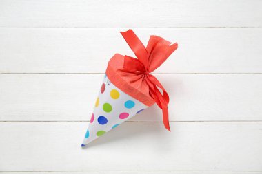 Beyaz ahşap arka planda kırmızı okul konisi