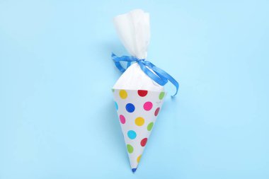 Mavi arka planda beyaz okul konisi