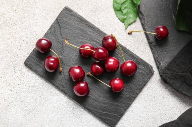 Beyaz arka planda tatlı kirazlı tahta