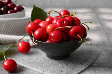 Gri kirazlı bir kase.