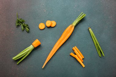 Mavi arka planda taze havuç dilimleri