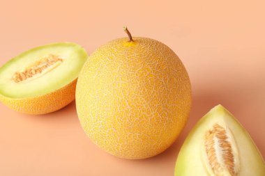 Turuncu arka planda parçaları olan tatlı kavun.