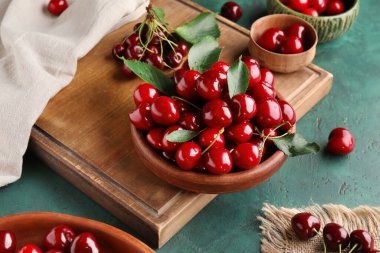 Yeşil arka planda vişneli kase ve yemek.