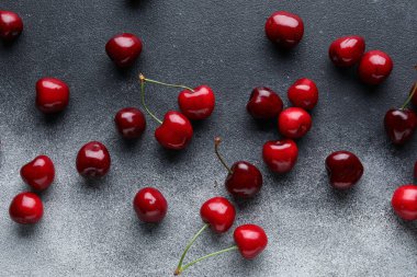Gri arka planda bir sürü tatlı kiraz