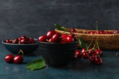 Mavi arka planda vişneli kaseler