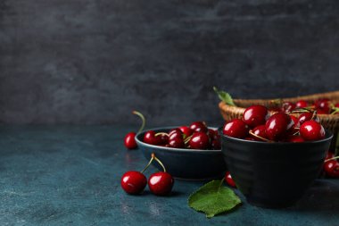 Mavi arka planda vişneli kaseler