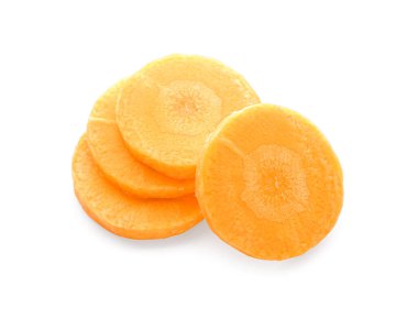 Beyaz arka planda taze havuç dilimleri