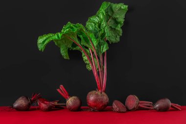 Arkaplanda yeşil yapraklı taze pancarlar