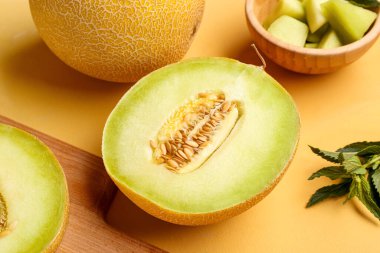 Tatlı kavun ve çanağın yarısı sarı arkaplanlı.