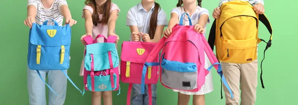 Molti Piccoli Studenti Con Gli Schoolbag Sfondo Verde — Foto Stock