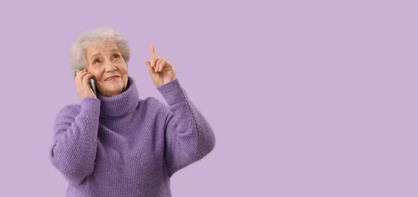 Senior Mulher Falando Por Telefone Celular Fundo Lilás Com Espaço — Fotografia de Stock
