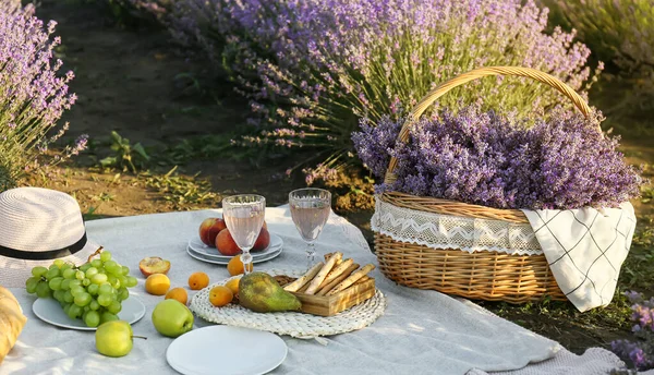 Cesta Vime Com Flores Lavanda Comida Saborosa Vinho Para Piquenique — Fotografia de Stock