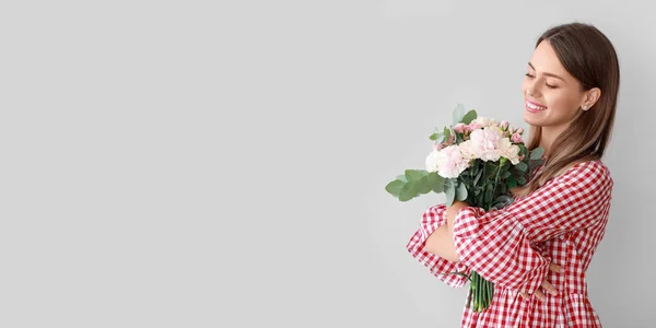 Belle Jeune Femme Avec Bouquet Fleurs Oeillet Sur Fond Clair — Photo