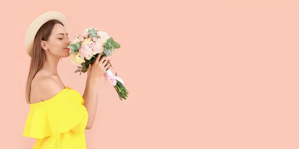 Arka Planda Karanfil Çiçekleri Olan Güzel Bir Kadın Tasarım Için — Stok fotoğraf