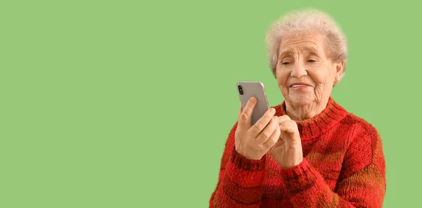Старшая Женщина Использующая Мобильный Телефон Зеленом Фоне Местом Текста — стоковое фото
