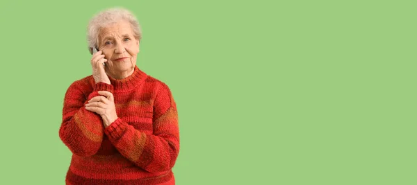 Ηλικιωμένη Γυναίκα Μιλάει Από Κινητό Τηλέφωνο Πράσινο Φόντο Χώρο Για — Φωτογραφία Αρχείου