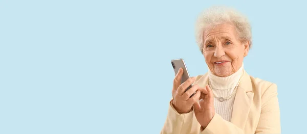 Starsza Kobieta Korzystająca Telefonu Komórkowego Jasnoniebieskim Tle Miejscem Tekst — Zdjęcie stockowe